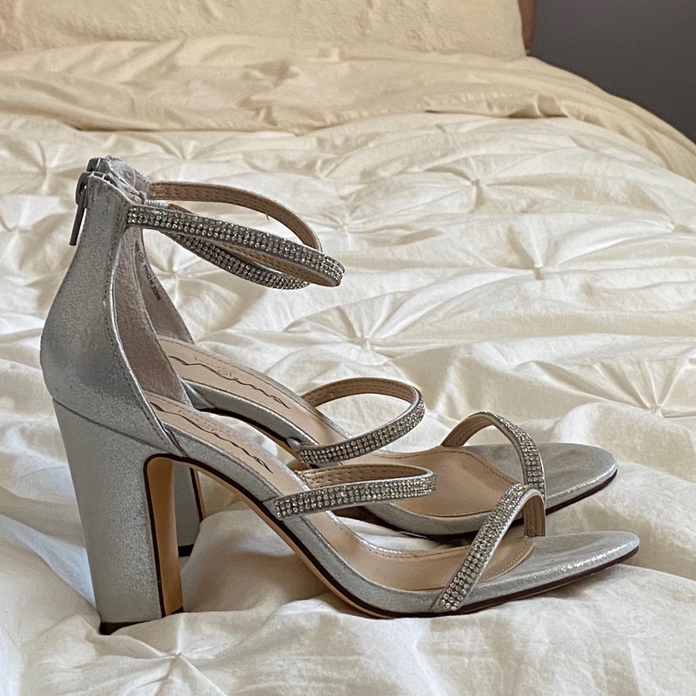 Strappy silver open-toe high heels
Size: US 6.5 - 7